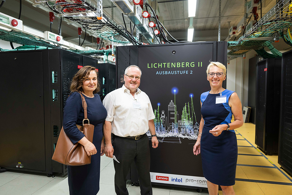 State Secretary Ayse Asar, Professor Christian Bischof and TU President Tanja Brühl in front of the new expansion stage of the Lichtenberg II high-performance computer (from left to right).